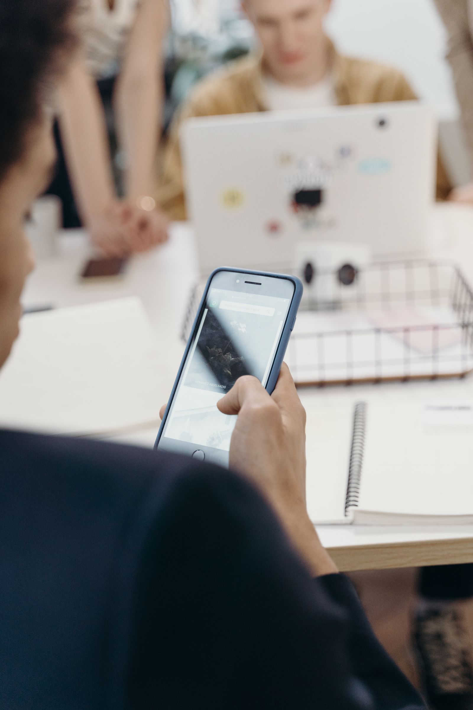 Equipe utilizando smartphones
